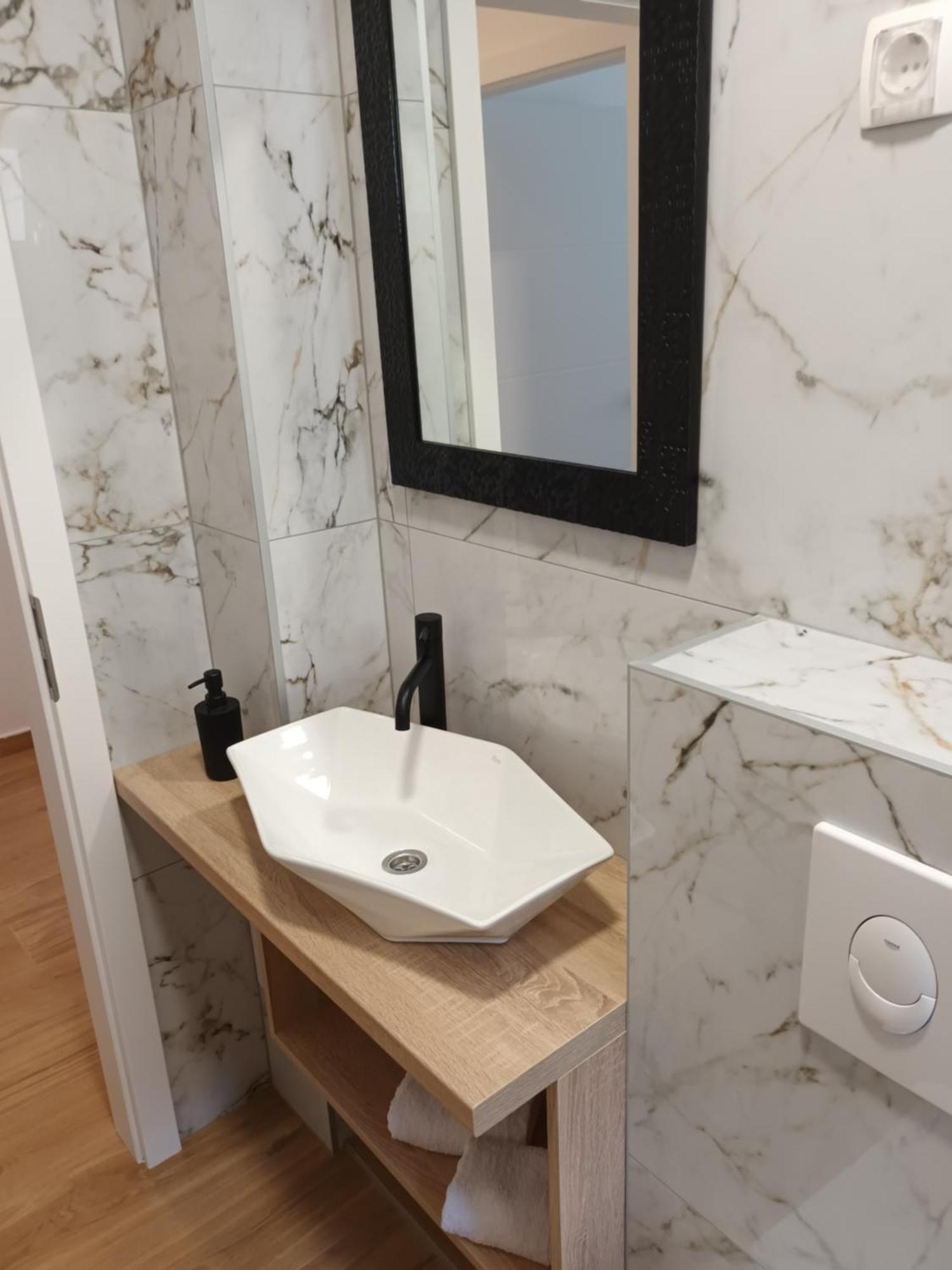 Apartmani Tolj Макарска Екстериор снимка