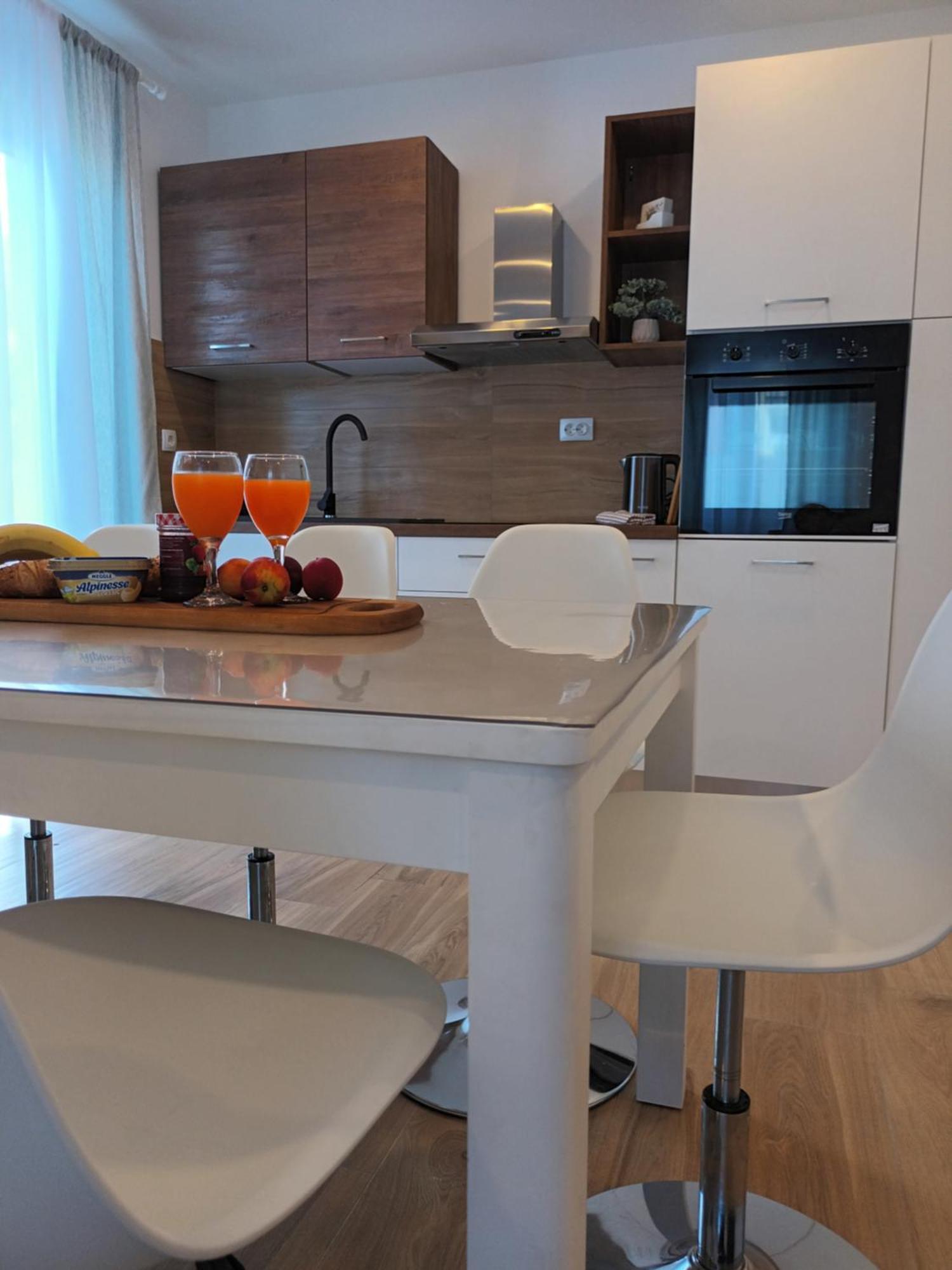 Apartmani Tolj Макарска Екстериор снимка