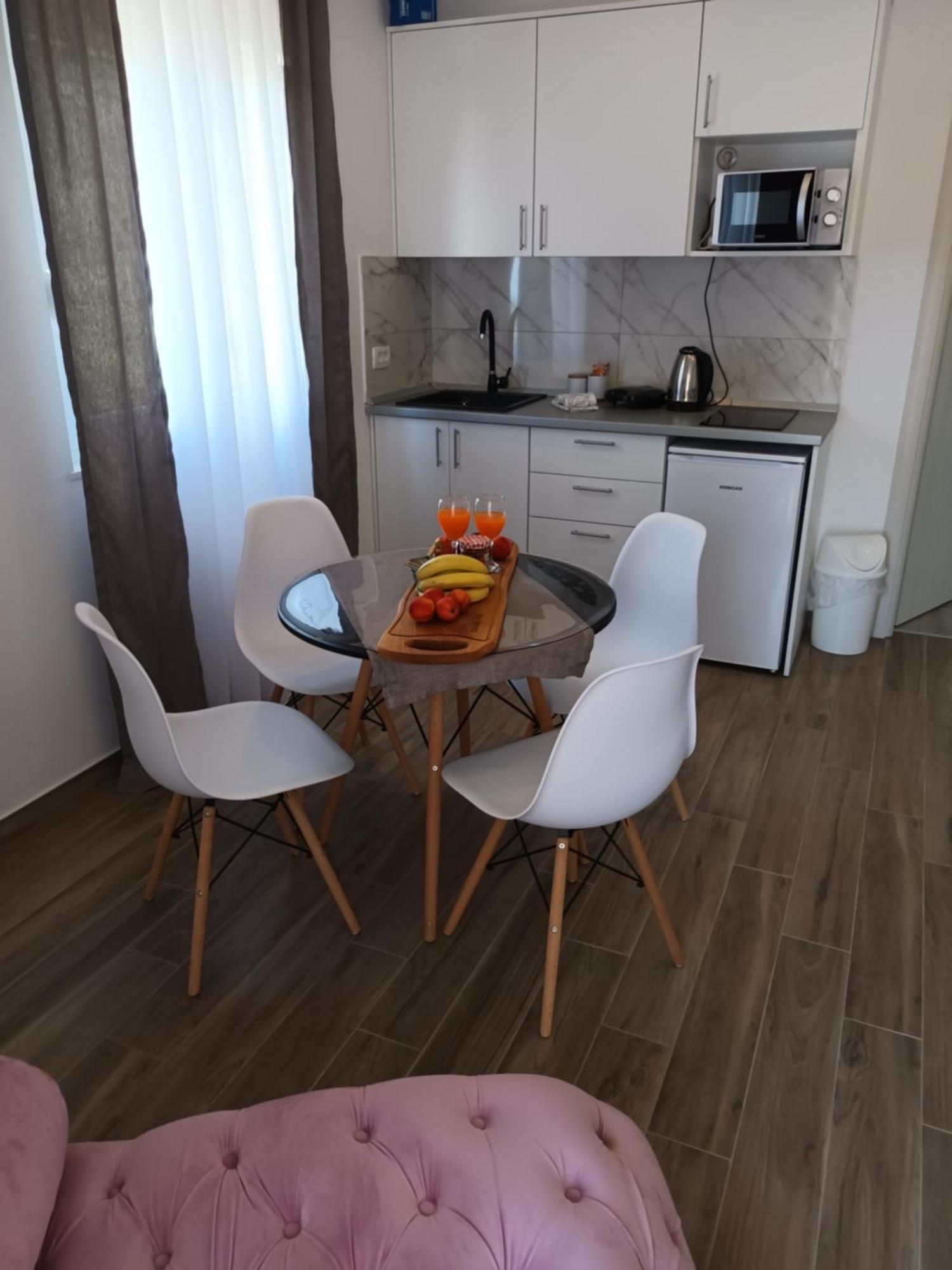 Apartmani Tolj Макарска Екстериор снимка