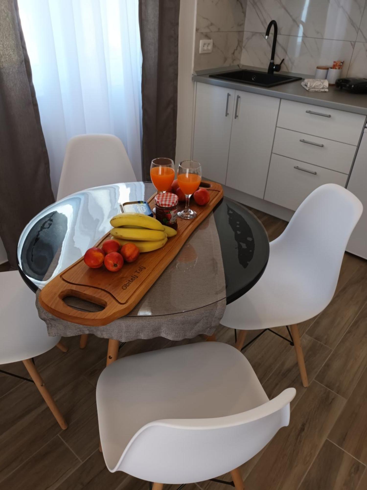 Apartmani Tolj Макарска Екстериор снимка
