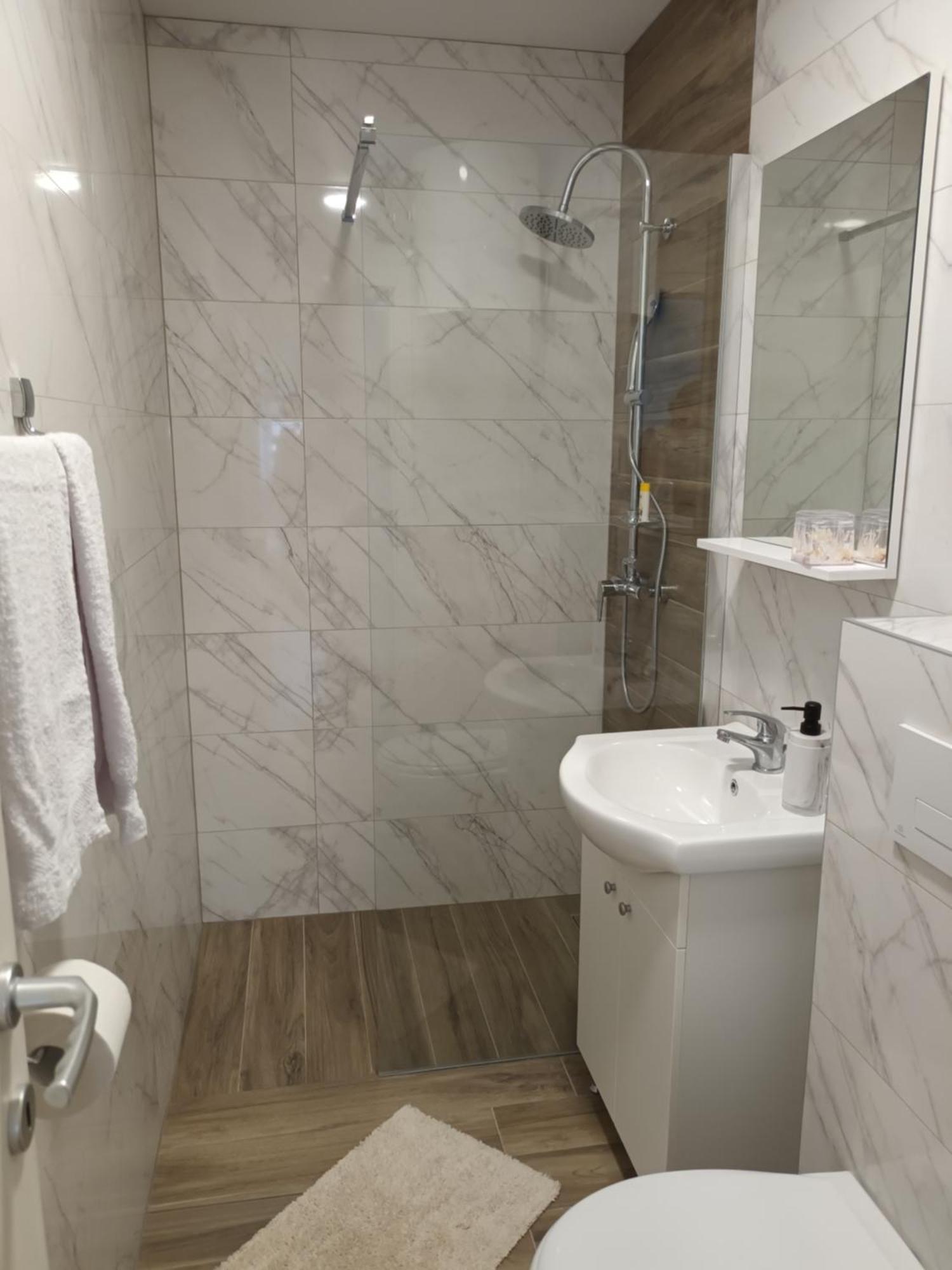 Apartmani Tolj Макарска Екстериор снимка